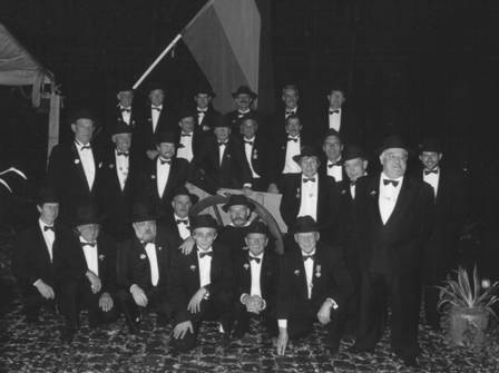 Een groepsportret van de oud-prinsen uit 1998 Oud prinsen